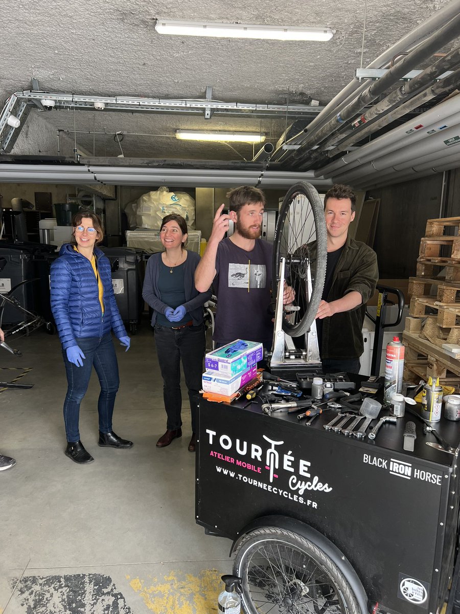 Atelier participatif réparation/entretien des vélos des salariés #IBCP/<a href="/CNRSLbti/">LBTI</a>/@MMSB_Lyon. Une action pour améliorer la sécurité des déplacements domicile/travail qui s’inscrit dans le cadre de la labelisation #OR <a href="/OEPVelo/">Objectif Employeur Pro-Vélo</a> de l’IBCP <a href="/CNRS_dr07/">CNRS Rhône Auvergne</a> <a href="/AssoCLE7/">CLE7</a> @INSB_CNRS