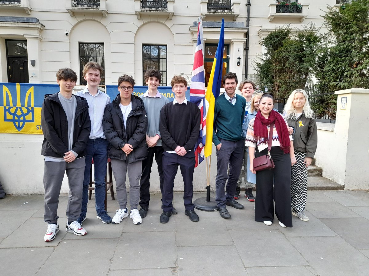 SPSPartnerships's tweet photo. @StPaulsSchool volunteers getting ready to support our partner St Mary's Ukrainian School with GCSE revision  @coletmentoring #Pauls4All @schoolstogether https://t.co/XgY5rqZkh2