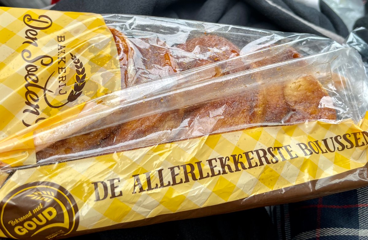 grauwda's tweet photo. Kijk nu eens wat ik zojuist krijg van de lieve contactpersoon bij mijn all time lievelingsklant (in Vlissingen (Nieuwdorp)).
kEpput vage vermoeden dat er iemand in Gouda hoopt dat ik er wat overhoud.
Wie weet. Eerst eens ontbijten.
#mjamjam https://t.co/d9MP3BQW6Y