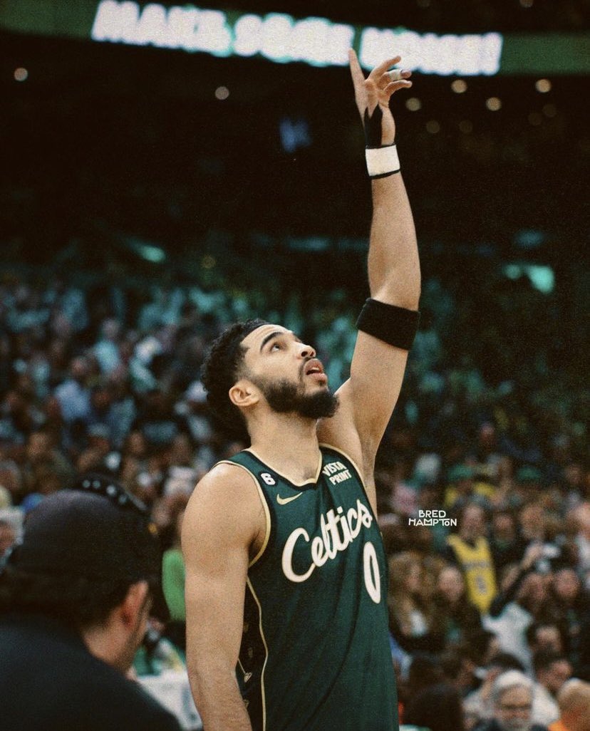 jaytatum0fr's tweet photo. Vous remettez tous en question le niveau de Tatum (qui a été mauvais hier) et mettez à nouveau Brown comme FP (scénario qui s’est passé 3 fois et JT a remis les idées de tout le monde en place) mais vous allez dire quoi quand il éliminera Atlanta au Game 6 ? 🤨 https://t.co/UbvX4Df2BL