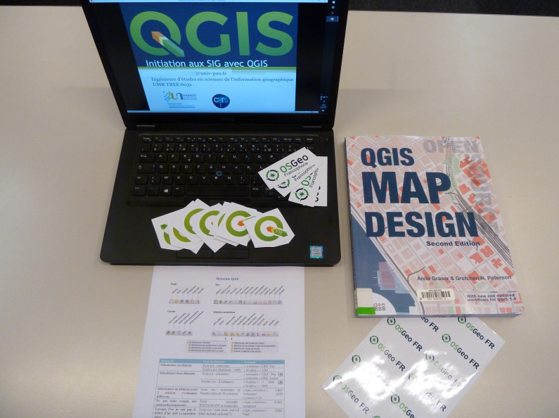 Le laboratoire propose régulièrement des formations à ses membres. Ce matin, deuxième jour d'initiation à @qgis pour huit doctorants et stagiaires : création de données et de zones tampons avant la mise en page de cartes. Avec distribution de goodies de l'@osgeofr !