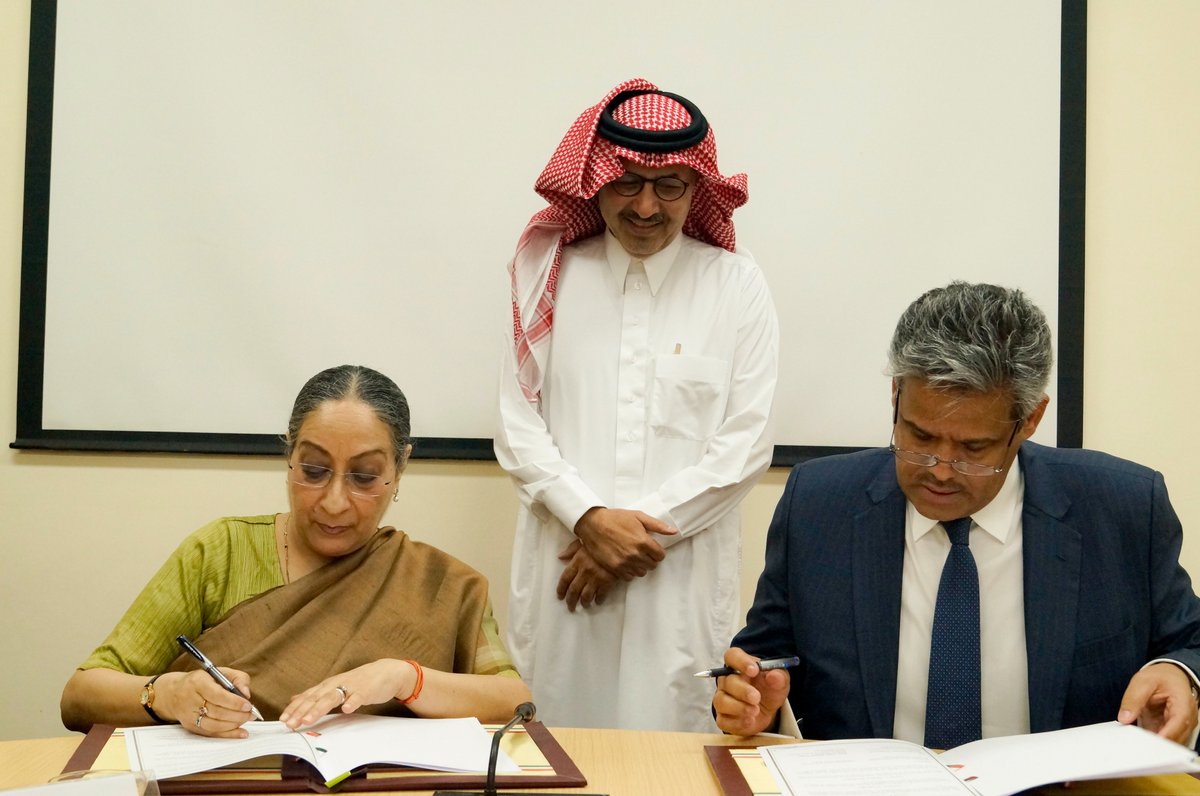 ICWA_NewDelhi's tweet photo. ICWA renewed its MoU with Prince Saud Al Faisal Institute for Diplomatic Studies @KSAPSAIDS, #SaudiArabia on 26 April 2023. Amb Vijay Thakur Singh, DG, ICWA & Dr Ali Al Qarni, Head of the Centre for Asian Studies, @KSAPSAIDS on behalf of Dr Adel Al Omrani, Director, #PSAIDS signed the MoU. HE Mr Saleh Eid Al Husseini, Amb of Saudi Arabia to India was also present on the occasion.
@IndianEmbRiyadh @KSAembassyIND 
🇮🇳🇸🇦