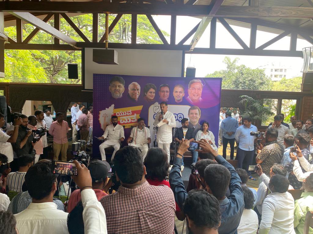 duttabhishek's tweet photo. .@DKShivakumar ji interacted with #firsttimevoter ’s #Youngvoter ’s in #Bengaluru .Good to see a leader listening to young voters &amp; explaining them the importance of their vote towards nation building starting from Karnataka..@RakshaRamaiah .@nalapad .@AiyshwaryaM 
.@rssurjewala https://t.co/nmzh8AY510