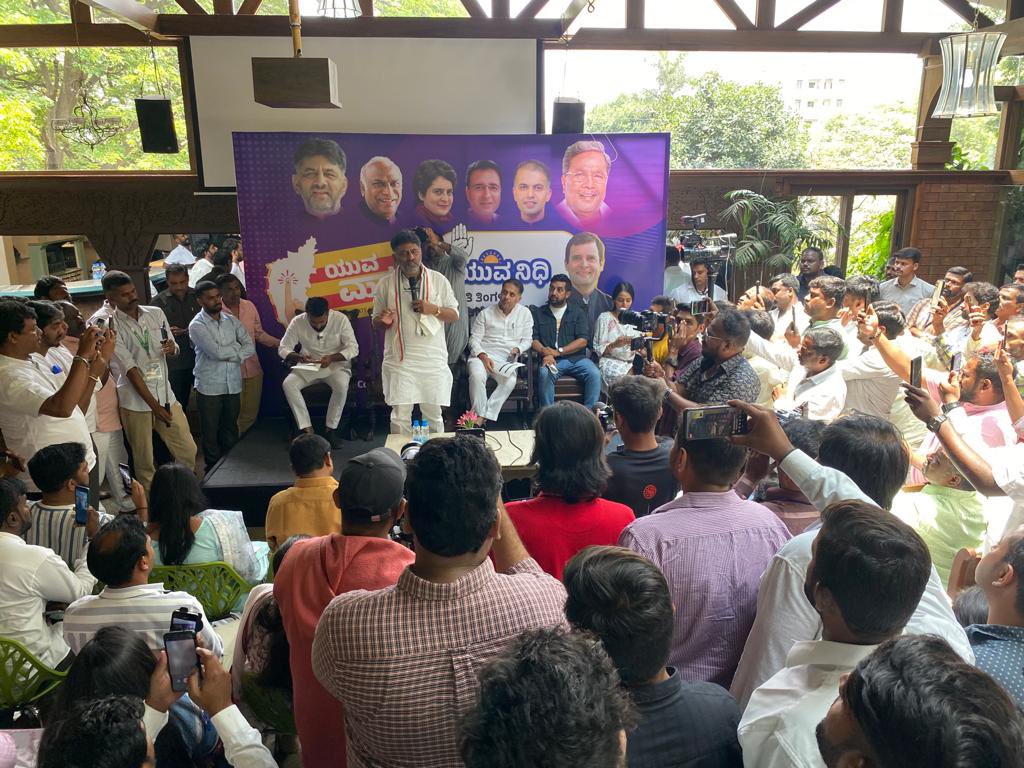 duttabhishek's tweet photo. .@DKShivakumar ji interacted with #firsttimevoter ’s #Youngvoter ’s in #Bengaluru .Good to see a leader listening to young voters &amp; explaining them the importance of their vote towards nation building starting from Karnataka..@RakshaRamaiah .@nalapad .@AiyshwaryaM 
.@rssurjewala https://t.co/nmzh8AY510