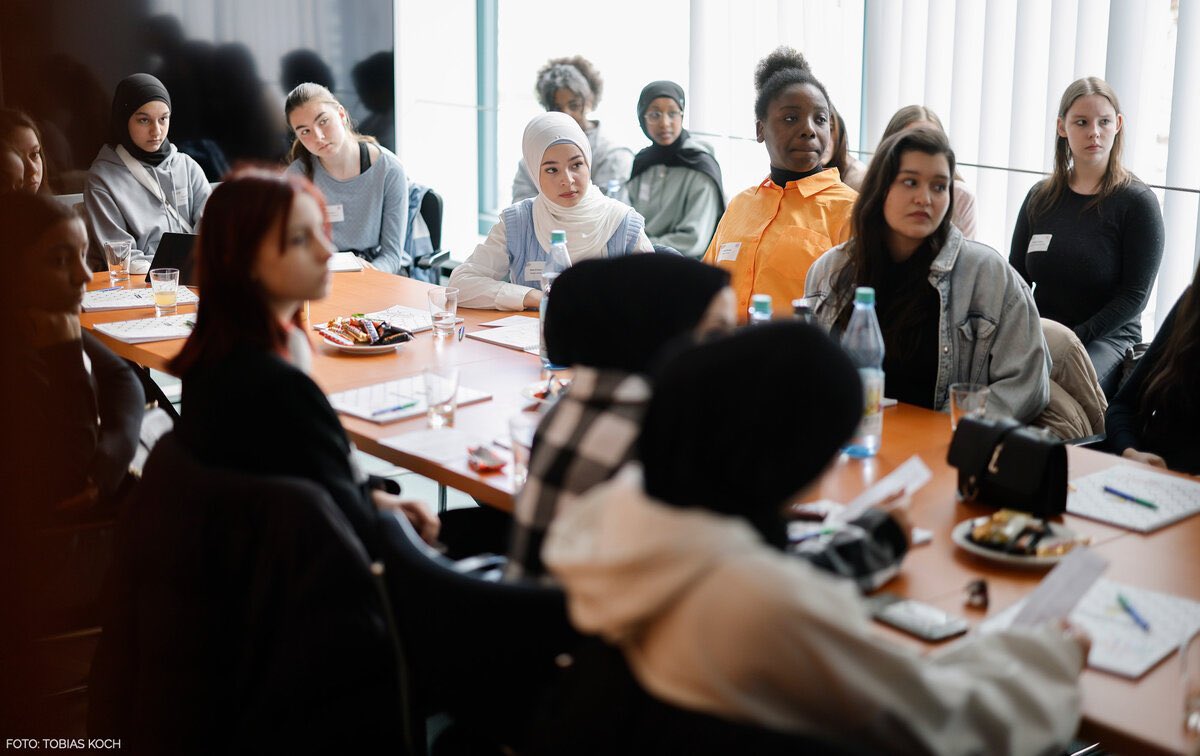 initiatived21's tweet photo. Unser Dienstort heute: Bundeskanzleramt! Gemeinsam mit @Bundeskanzler Olaf Scholz, 7 unserer Mitgliedsorganisationen und 24 Berliner Schülerinnen eröffnen wir hier heute den @Der_GirlsDay 2023! https://t.co/30Hc0El3ZO https://t.co/SJIiMx3MtC