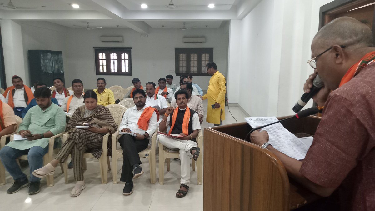 obcmorcha4cg's tweet photo. भाजपा प्रदेश कार्यालय में भाजपा ओबीसी मोर्चा की आगामी कार्यक्रम को लेकर बैठक संपन्न हुई,कार्यक्रम को पूरे प्रदेश में जोर-शोर से सफल बनाने के दिशा निर्देश दिए  @BJP4India @BJP4CGState @BJP4OBCMorcha @JPNadda @drlaxmanbjp @OmMathur_bjp @NitinNabin @ajayjamwalbjp @Bharatverma4bjp https://t.co/wxO5Oglq6a