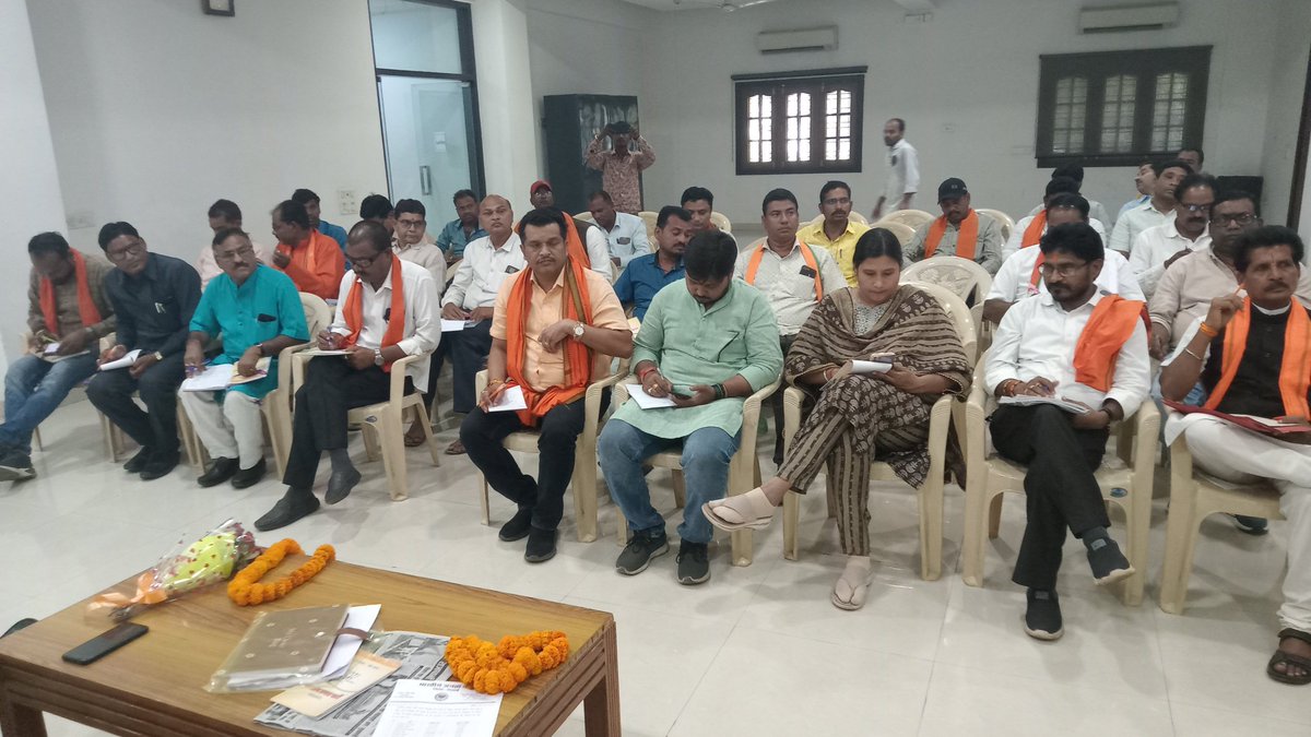 obcmorcha4cg's tweet photo. भाजपा प्रदेश कार्यालय में भाजपा ओबीसी मोर्चा की आगामी कार्यक्रम को लेकर बैठक संपन्न हुई,कार्यक्रम को पूरे प्रदेश में जोर-शोर से सफल बनाने के दिशा निर्देश दिए  @BJP4India @BJP4CGState @BJP4OBCMorcha @JPNadda @drlaxmanbjp @OmMathur_bjp @NitinNabin @ajayjamwalbjp @Bharatverma4bjp https://t.co/wxO5Oglq6a