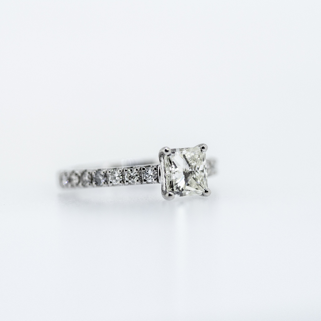 PMTswane's tweet photo. Micro setting done by experienced hands.

#PMT #preciousmetalstswane #Microsetting https://t.co/f3w396HDjj