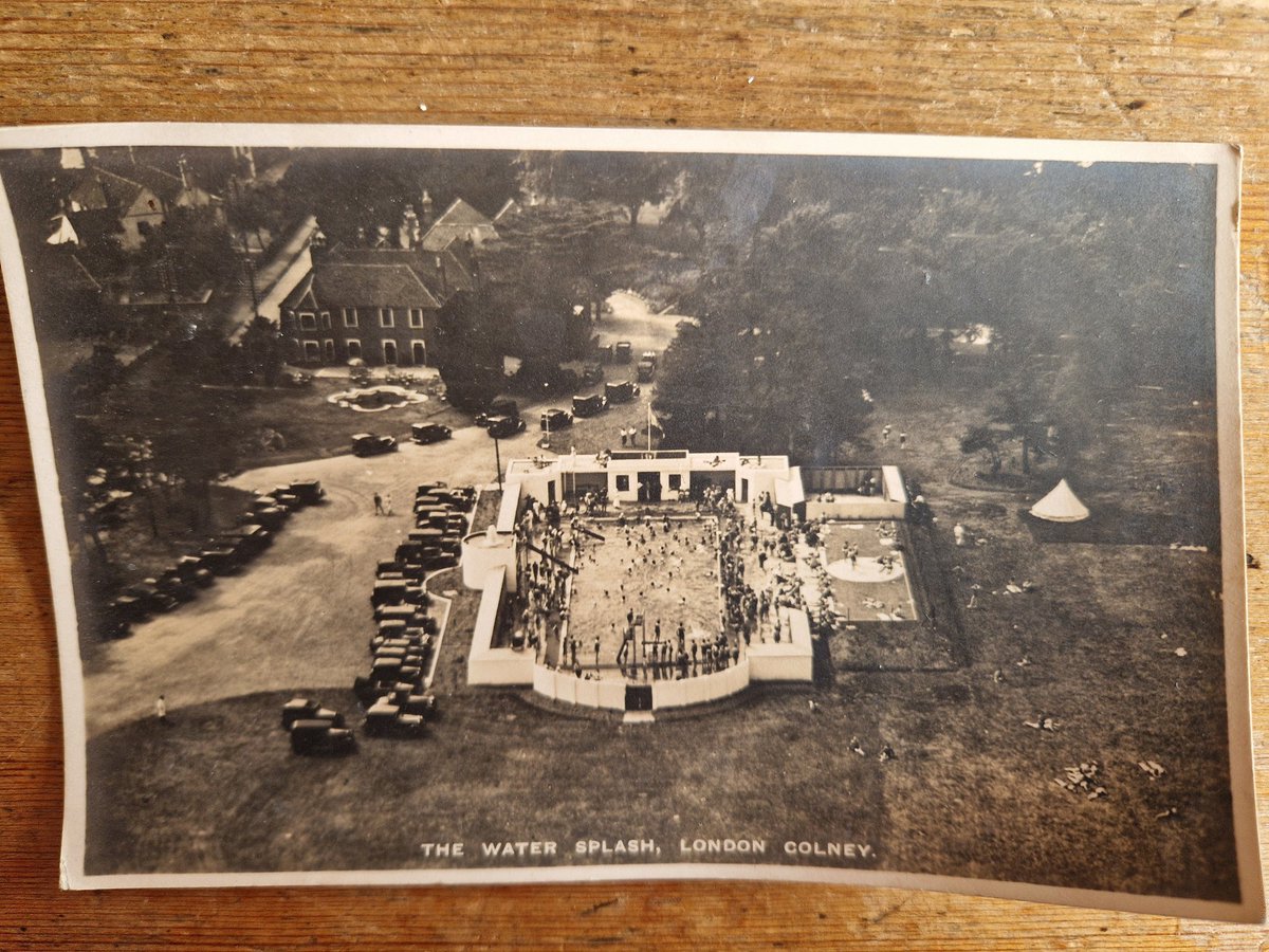 ImogenHaig's tweet photo. The Water Splash, London Colney. Found in some old family papers.
#LondonHistory #Lido #Colney #swimmingpool #swimming https://t.co/JYFHV31SeM