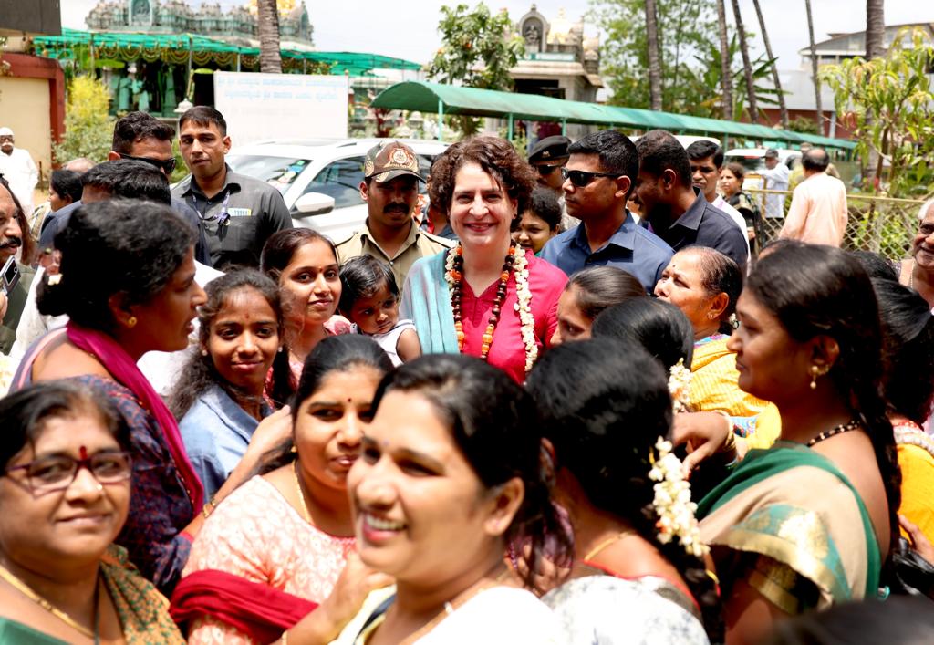 कांग्रेस महासचिव श्रीमती <a href="/priyankagandhi/">Priyanka Gandhi Vadra</a> ने कर्नाटक में विश्वप्रसिद्ध श्रृंगेरी शारदा पीठ में दर्शन कर पूजा-अर्चना की।

मां शारदा अपने ज्ञानरूपी प्रकाश से देश में व्याप्त बुराइयों का अंत करें, हमारी यही प्रार्थना है।x.com/priyankagandhi…