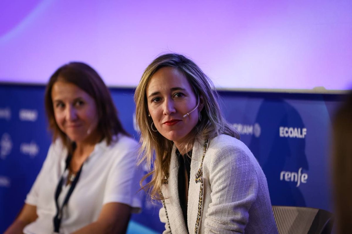 Roca_Junyent's tweet image. 🔴 Nuestra socia @marlen_estevez_ ha moderado la mesa organizada por @madbluesummit sobre en qué consiste la #inversióndeimpacto, qué factores se tienen en cuenta a la hora de seleccionar los proyectos, la concienciación y el nivel de demanda de los emprendedores. 
#RocaJunyent