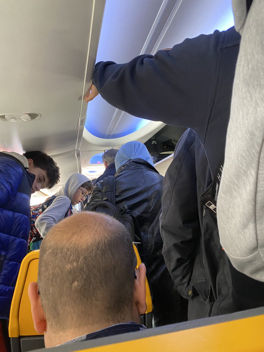 rodri_gall's tweet photo. Me siento tan pero TAN superior intelectualmente de la gente que se levanta cuando aterriza el avión https://t.co/rSaskjWKpG