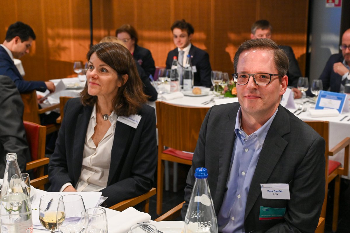 innovation_eon's tweet photo. A few of the highlights from the @EEF_EnergyForum #DinnerDebate “Electricity Market ” 🍽️ 🗣️

@EON_SE_en @EU_Commission &amp; other policy &amp; industry experts exchanged on the latest proposal for #energy #MarketDesign reform. https://t.co/1ZIiPHevGY