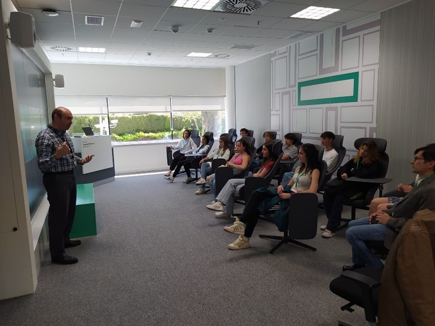 gsdlasrozas_dir's tweet photo. Nuestros alumnos de primer curso de Bachillerato Internacional en su visita a @HPEspana donde recibieron varias conferencias impartidas por los responsables de operaciones, marketing y recursos humanos de la compañía.Gracias por esta oportunidad. + info👇
https://t.co/mlchfJnUQY https://t.co/1n6T5Hcogs