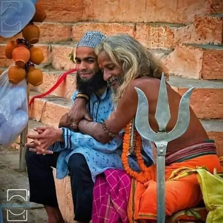 चलो ना हम सब मिलकर एक काम करते है
मिटाकर नफरत मोहब्बतों क़ो आम करते हैं

#humanity 
#theruj