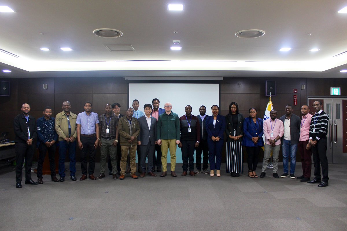 WizarayaUJ's tweet photo. Aidha, baada ya mazungumzo alikutana na watumishi wa Shirika la Reli Tanzania (TRC) ambao wanafanya mafunzo ya uendeshaji wa Reli ya Kisasa ya SGR. https://t.co/n5VQoaOGOJ