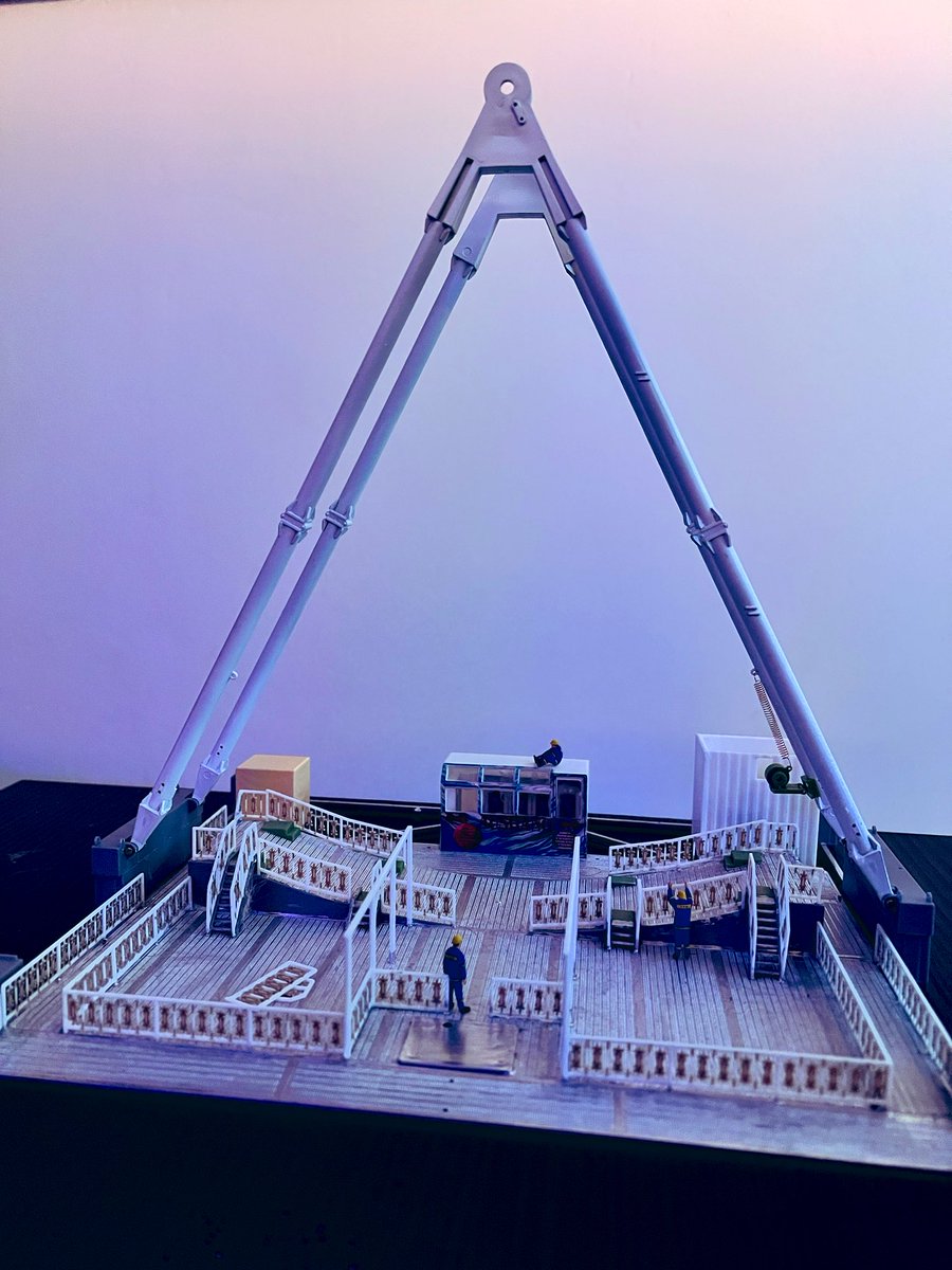 _Back_Slash_'s tweet photo. Au petit jour, les deux supports principaux de la grande roue étaient montés, et les ouvriers ont passé la journée qui a suivi pour installer le reste des barres de maintien :)

Et enfin, la première cabine a été prête  ^^

#modelisme #diorama #funfair #kirmes #miniature https://t.co/F7NVfX7uYJ