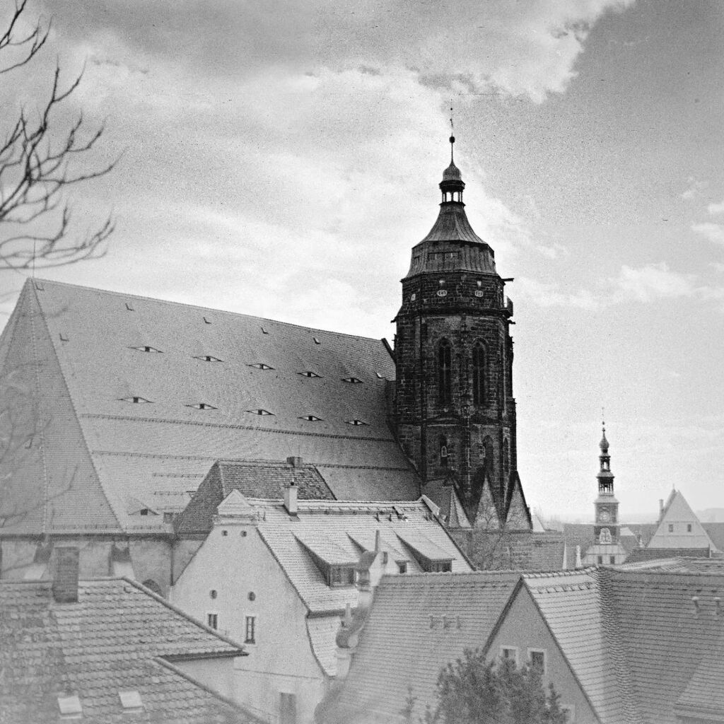 Pirna Marienkirche

#analog #analogphotography #kiev60 #bwphoto #bwphotography #filmphotography #film #filmcamera #mediumformat #mediumformatfilm #120film #blackandwhite #blackandwhitephotography #city #cityscape #cityphotography #pirna #church instagr.am/p/CrfdL8ZoPz3/