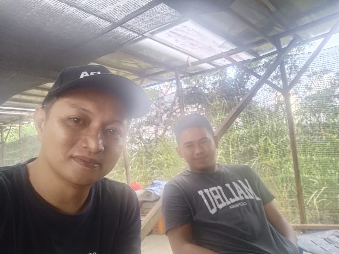 DenciShahrizal's tweet photo. Ex staff saya, Haryansyah atau Anca. Dia singgah melawat saya. Ayahnya meninggal ketika dia berumur 2 tahun. Dia datang minta kerja dengan saya ketika umur sangat muda kerana ingin meringankan beban keluarga. Saya suruh dia sambung belajar, dia insist mau kerja... #ThreadTani https://t.co/OJbwBP745S