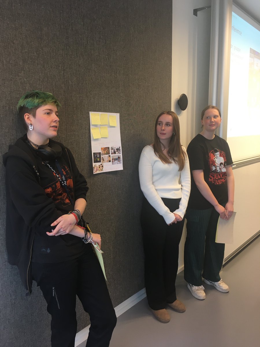 I går fik vi besøg af elever fra ATU til en workshop om hjemmet og kvalitativ forskning. Eleverne lavede deres egne undersøgelser om hjemmet vha. interviews, og til sidst præsenterede de deres fund ved en mini-konference. Vi er imponerede over deres engagement og undersøgelser!