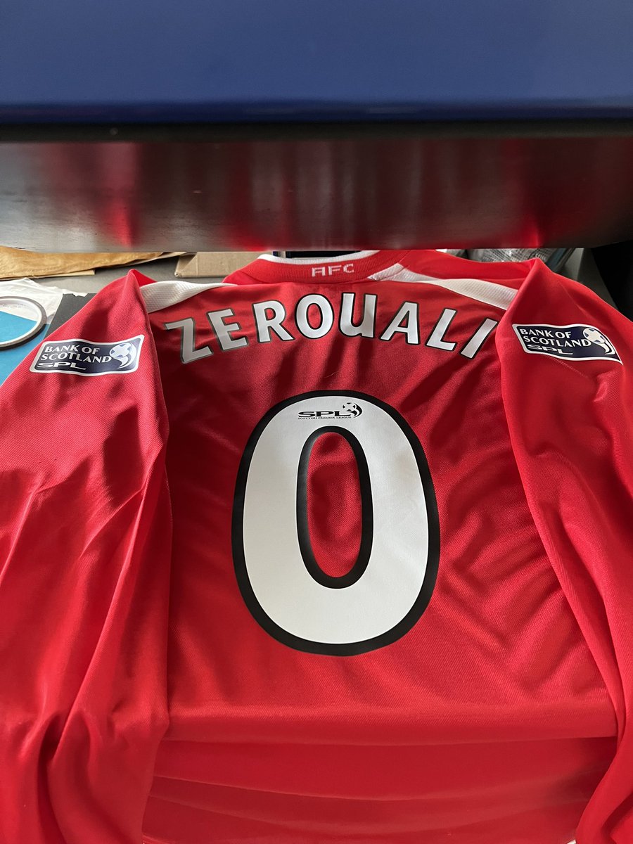 CES_shirts's tweet photo. 🚨NEW PRINT CLAXON🚨

⚽️ 0 HICHAM ZEROUALI 🇲🇦 

📆 Aberdeen - Home - 2000/2001 📸

Now this is awesome! Another first at CES HQ, printing #0 as a squad number. “Zero” to his mates was a Moroccan international who sadly passed away at the age of 27 with 7 caps/3 goals. 

#fitbaw https://t.co/OH8hM5NPf6