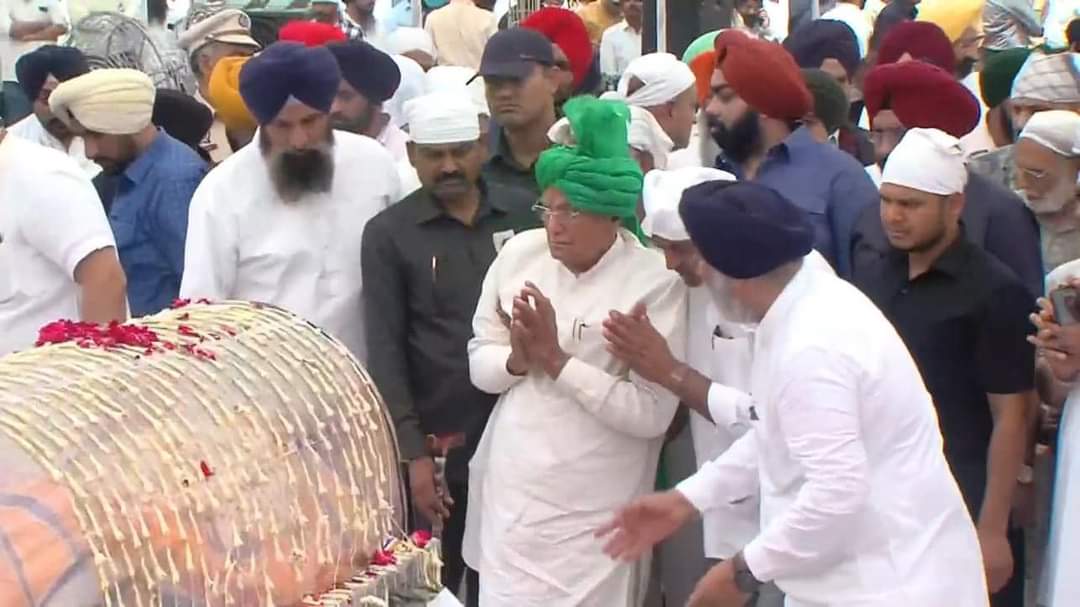 InldSupremo's tweet photo. मेरे बड़े भाई और मार्गदर्शक  श्रद्धेय सरदार प्रकाश सिंह बादल जी के अंतिम दर्शन कर उन्हें नमन किया एवं उनके पार्थिव शरीर पर पुष्पांजलि अर्पित की।

उनके विचार और सिद्धांत हमें सदैव प्रेरित करते रहेंगे। https://t.co/s9xCyyC5ir