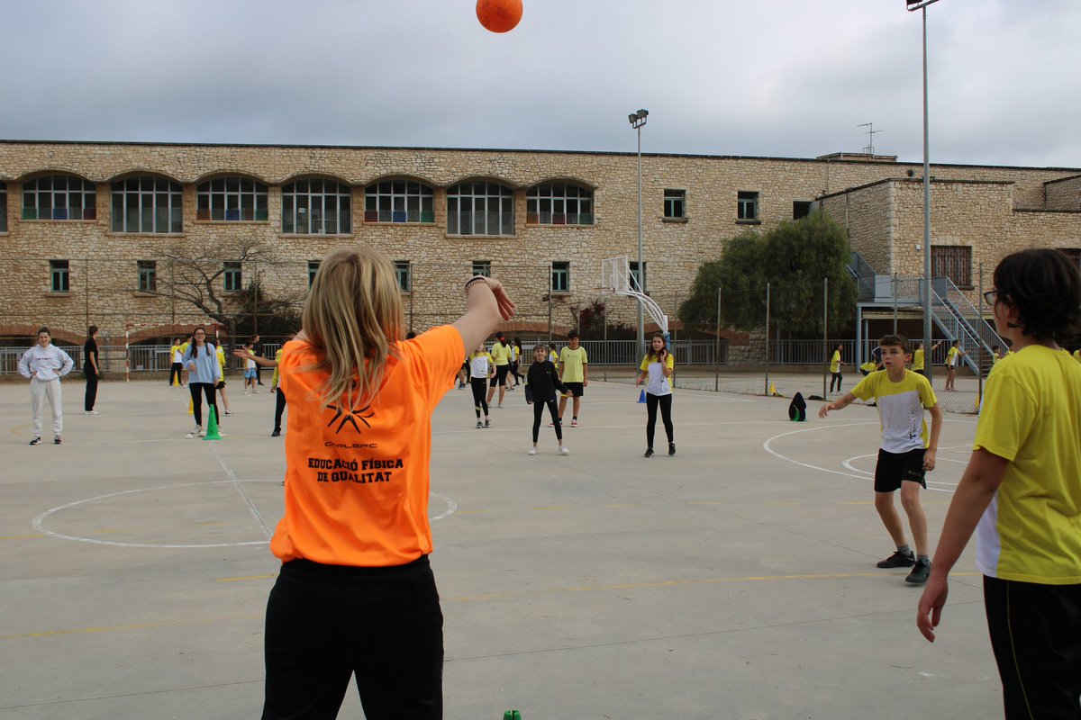 colsantpau's tweet photo. EDUCACIÓ FÍSICA | Amb quina energia comencem el Dia de l’Educació Física! 🔛🔥
Els i les alumnes de 5è i 6è ho hem donat tot des de primera hora 😜
#JoSocdelSantPau #EducacióFísica #DEFC #COPLEFC https://t.co/vARkzCbEET