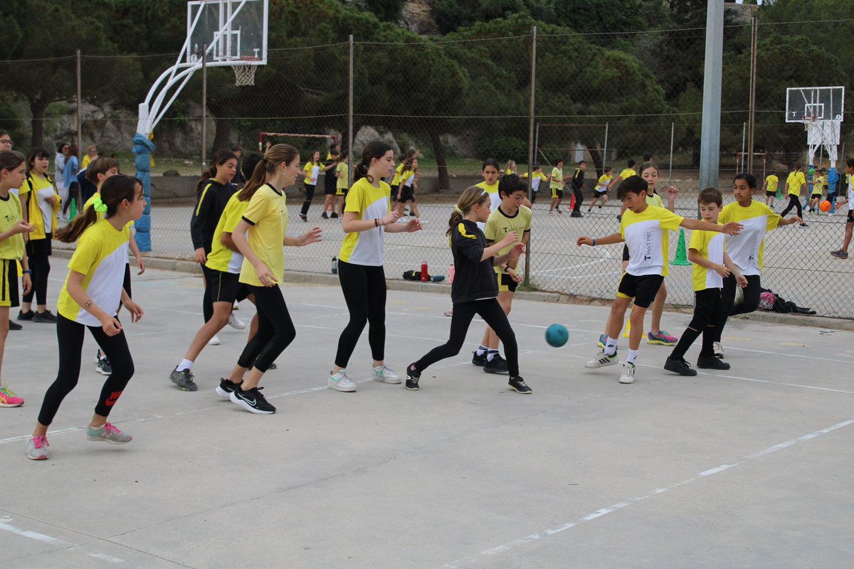 colsantpau's tweet photo. EDUCACIÓ FÍSICA | Amb quina energia comencem el Dia de l’Educació Física! 🔛🔥
Els i les alumnes de 5è i 6è ho hem donat tot des de primera hora 😜
#JoSocdelSantPau #EducacióFísica #DEFC #COPLEFC https://t.co/vARkzCbEET