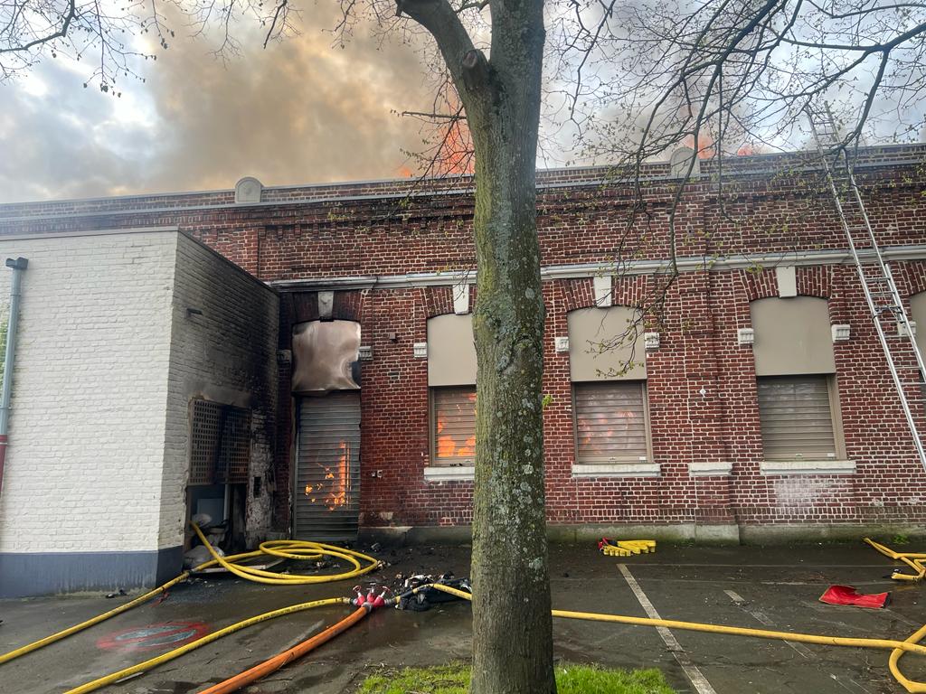 Sdis59's tweet photo. Pour mener à bien de leurs missions, les équipes provenant des centres de Roubaix, Villeneuve d'Ascq et Tourcoing ont mis en œuvre : 
3️⃣ lances à 💦 (dont 1 sur une échelle aérienne 🪜) pour l'extinction des locaux et de la toiture. https://t.co/QfzlgnuzqD