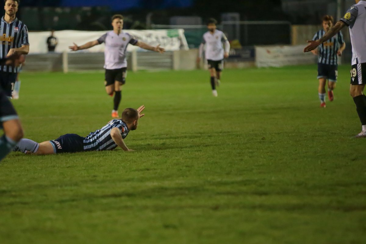 a late challenge from @BathCity_FC Skipper Kieran Parselle on @RJonesy78 of @HungerfordTown With the guilty look and wave to the referee
@HTFC_Supporters @HtfcPatrick @mcgroryl @evans98jake @StellingRobbie @fiberkshire @martypl76 @NonLeagueCrowd @67_balti @CiaranMorri