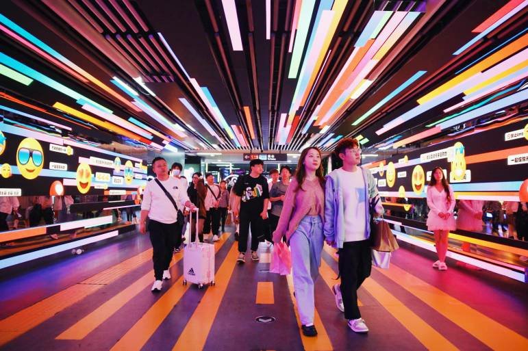 HunanToday's tweet image. Changsha&apos;s nightlife is rich and colorful, the night market is bustling, with the flow of people walking and stopping to see the humanistic style, taste the human fireworks, the city at night is full of charm. Photo by Peng Hua.
