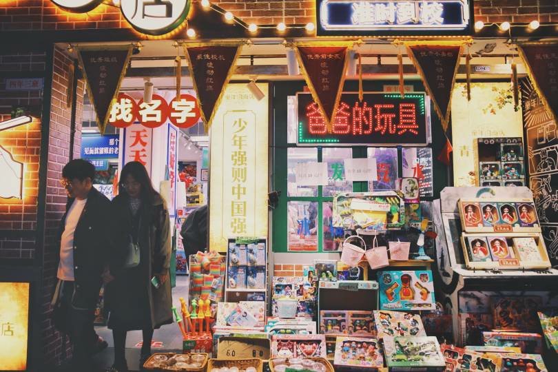 HunanToday's tweet image. Changsha&apos;s nightlife is rich and colorful, the night market is bustling, with the flow of people walking and stopping to see the humanistic style, taste the human fireworks, the city at night is full of charm. Photo by Peng Hua.