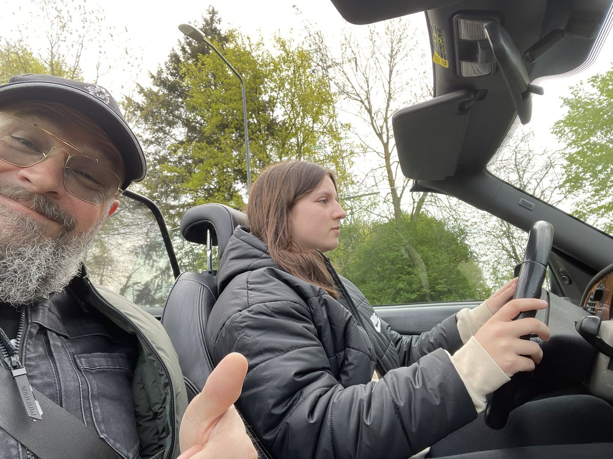 GertvandeScheur's tweet photo. Trotse pa. 
Nog wel 8 maanden ernaast zitten gelukkig #saabcabrio #trots #rijbewijs https://t.co/hXlQOp90Kz