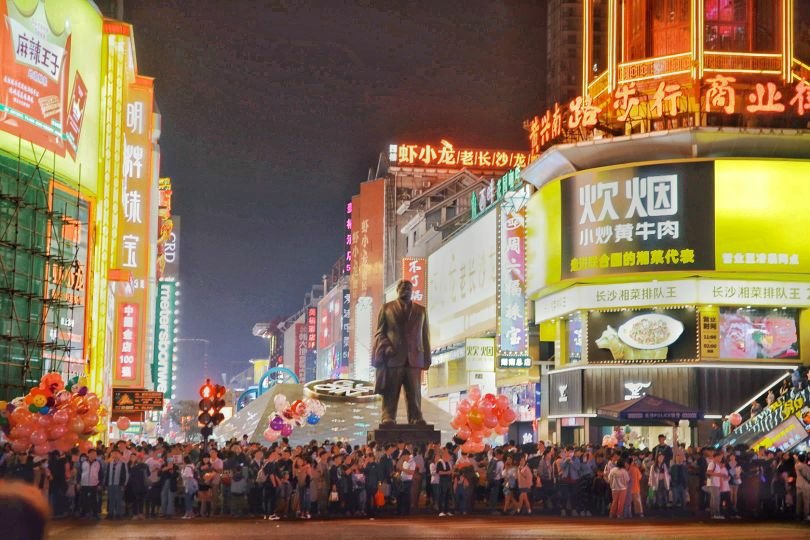 HunanToday's tweet image. Changsha&apos;s nightlife is rich and colorful, the night market is bustling, with the flow of people walking and stopping to see the humanistic style, taste the human fireworks, the city at night is full of charm. Photo by Peng Hua.