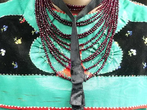 LMWStuttgart's tweet photo. Das 83. #Stuttgar|ter #Frühlingsfest ist in vollem Gange🥳. Seitdem tummeln sich wieder viele Menschen in #Dirndl & #Lederhosen verkleidet in der Stadt. Aber was hat das noch mit der historischen #Tracht zu tun? Antworten in unserer Story @googlearts:
👉 https://t.co/yOJAtiOnwB https://t.co/Eo7jiqcWBz
