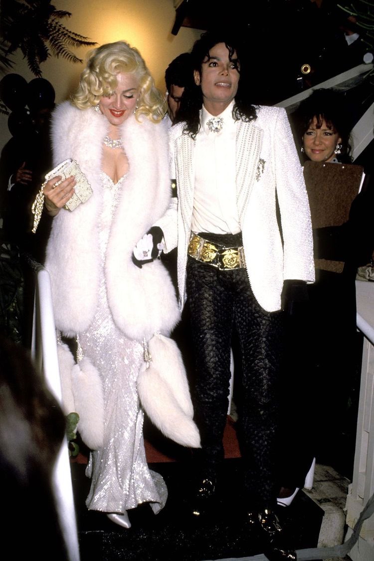 Egzeltancja's tweet photo. “The best date ever”
Beautiful Madonna who looks like Marilyn Monroe, with amazing as always Michael Jackson. Oscar’s 1991. 
#Oscars #Oscars2023 #MichaelJackson #Madonna #MarilynMonroe #iconic #redcarpet #90s #fashion #fashionicon #KingOfPop #Oscars91 💎 https://t.co/5HOqYdABuY