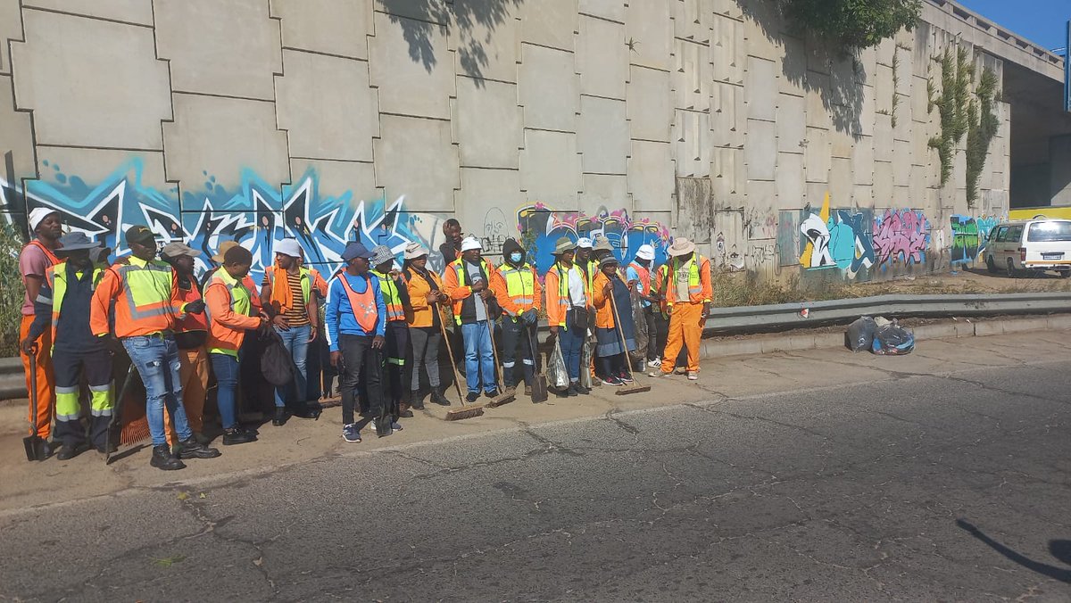 CRUMRegionA's tweet photo. Ward 93 Clean Up Campaign underway at cnr Witkoppen and William Nicol, Fourways @AbigailNdlovu16 @txmendrew1 @CityofJoburgZA https://t.co/63frJJS4D5