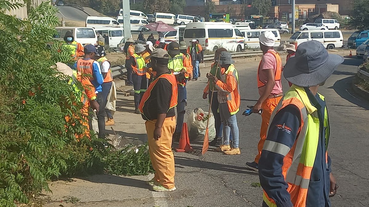 Region A CRUM (@crumregiona) on Twitter photo Ward 93 Clean Up Campaign underway at cnr Witkoppen and William Nicol, Fourways @AbigailNdlovu16 @txmendrew1 <a href="/CityofJoburgZA/">City of Joburg</a> Ward 93 Clean Up Campaign underway at cnr Witkoppen and William Nicol, Fourways @AbigailNdlovu16 @txmendrew1 <a href="/CityofJoburgZA/">City of Joburg</a>