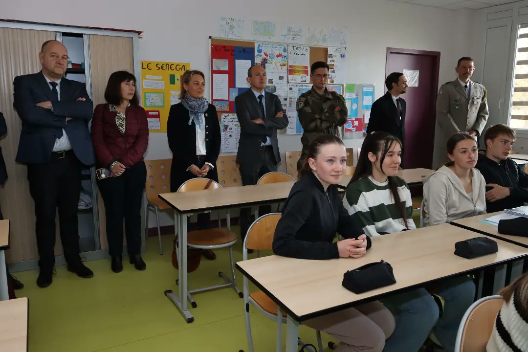 acclermont's tweet photo. A l'occasion du renouvellement de la convention de partenariat entre la classe de défense et de sécurité globale du collège Les Prés d’Issoire et le 28e régiment de transmission, le recteur @BenmiloudKarim a assisté à la présentation aux élèves de l'organisation de l'armée

#CDSG https://t.co/RvgsBCVyuZ