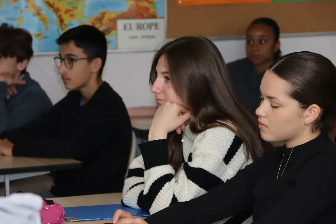 acclermont's tweet photo. A l'occasion du renouvellement de la convention de partenariat entre la classe de défense et de sécurité globale du collège Les Prés d’Issoire et le 28e régiment de transmission, le recteur @BenmiloudKarim a assisté à la présentation aux élèves de l'organisation de l'armée

#CDSG https://t.co/RvgsBCVyuZ