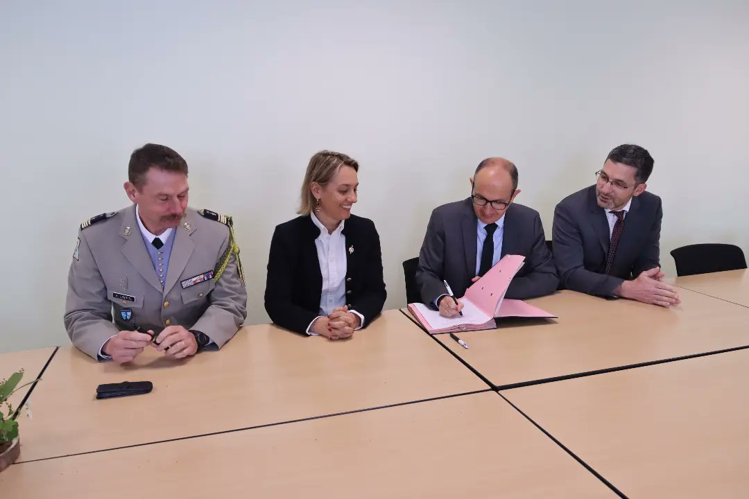 acclermont's tweet photo. A l'occasion du renouvellement de la convention de partenariat entre la classe de défense et de sécurité globale du collège Les Prés d’Issoire et le 28e régiment de transmission, le recteur @BenmiloudKarim a assisté à la présentation aux élèves de l'organisation de l'armée

#CDSG https://t.co/RvgsBCVyuZ