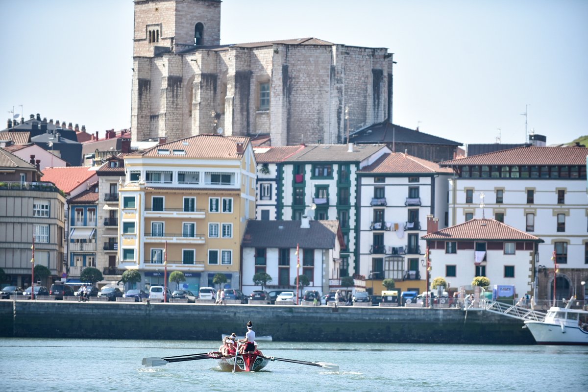 ZumaiaTurismoa's tweet photo. Zumaia prest dago herria banderaz betetzeko. Aupa Zumaia!
#Zumaia #Arrauna #trainerua #Herrikirolak #Telmodeun https://t.co/0SSivqmCzj