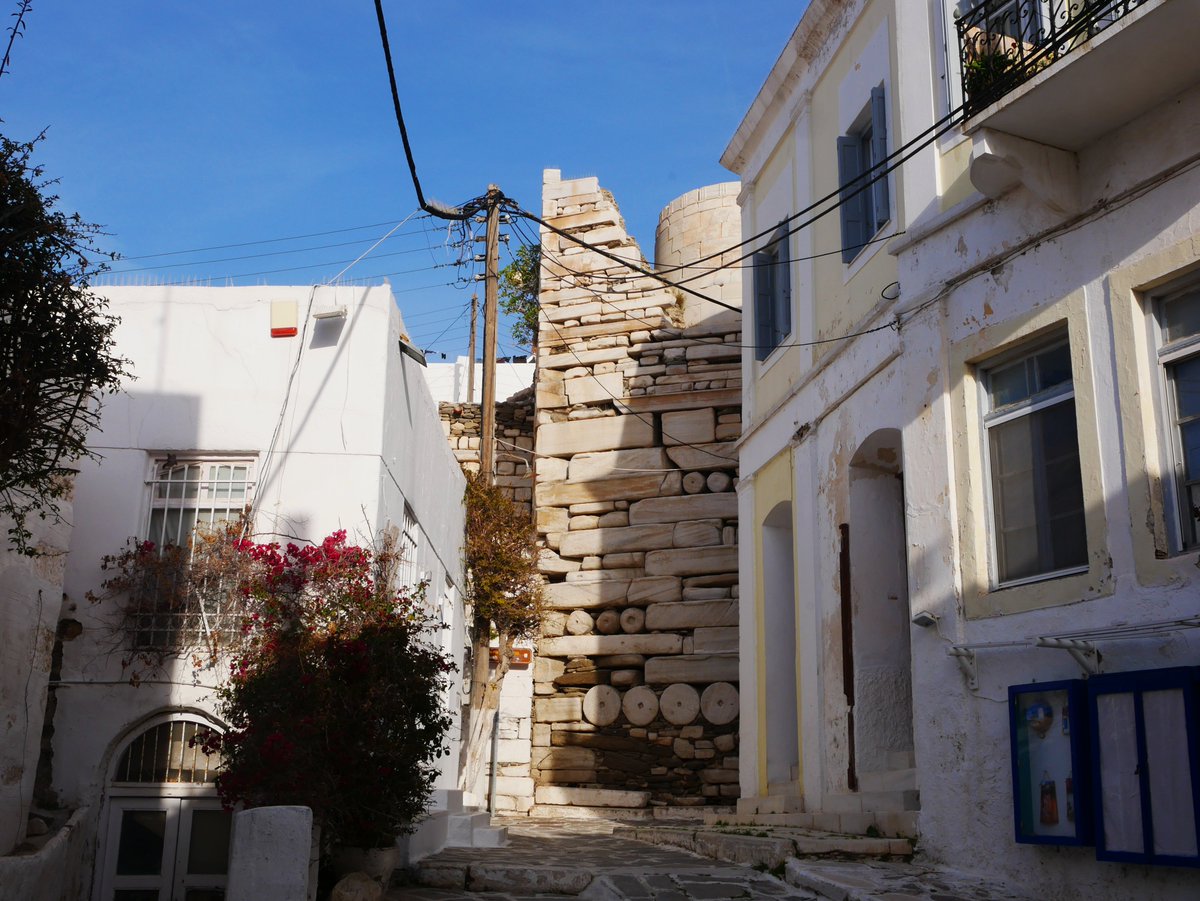 #WallsOnWednesday the Castle of Parikia, Paros 🇬🇷 is a bit of an odd beast, tucked in the backstreets
Built in 1260 it looks like this because it was constructed out of spolia from an Ancient Ionic temple at the site 🫤
You can see a greek inscription on one of the blocks (pic3)