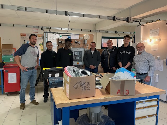 CiteSur's tweet photo. Quentin Lacrouts élève de Bac Pro MELEC a participé à l'épreuve départementale des meilleurs apprentis de France.
Cette première étape a été brillamment validée en remportant la médaille d'or 🏅  départementale. 
Félicitations à Quentin et à son professeur-coach Nicolas Duvignau. https://t.co/yHFLpGdlLF