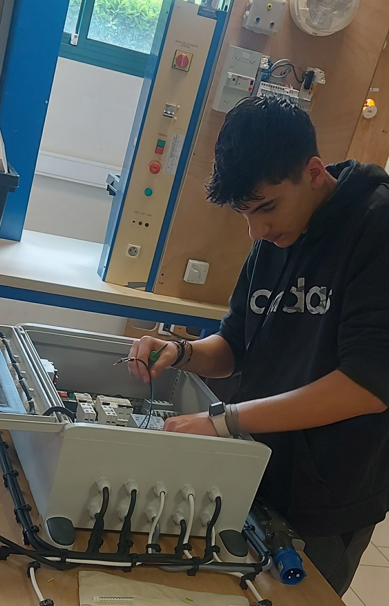 CiteSur's tweet photo. Quentin Lacrouts élève de Bac Pro MELEC a participé à l'épreuve départementale des meilleurs apprentis de France.
Cette première étape a été brillamment validée en remportant la médaille d'or 🏅  départementale. 
Félicitations à Quentin et à son professeur-coach Nicolas Duvignau. https://t.co/yHFLpGdlLF