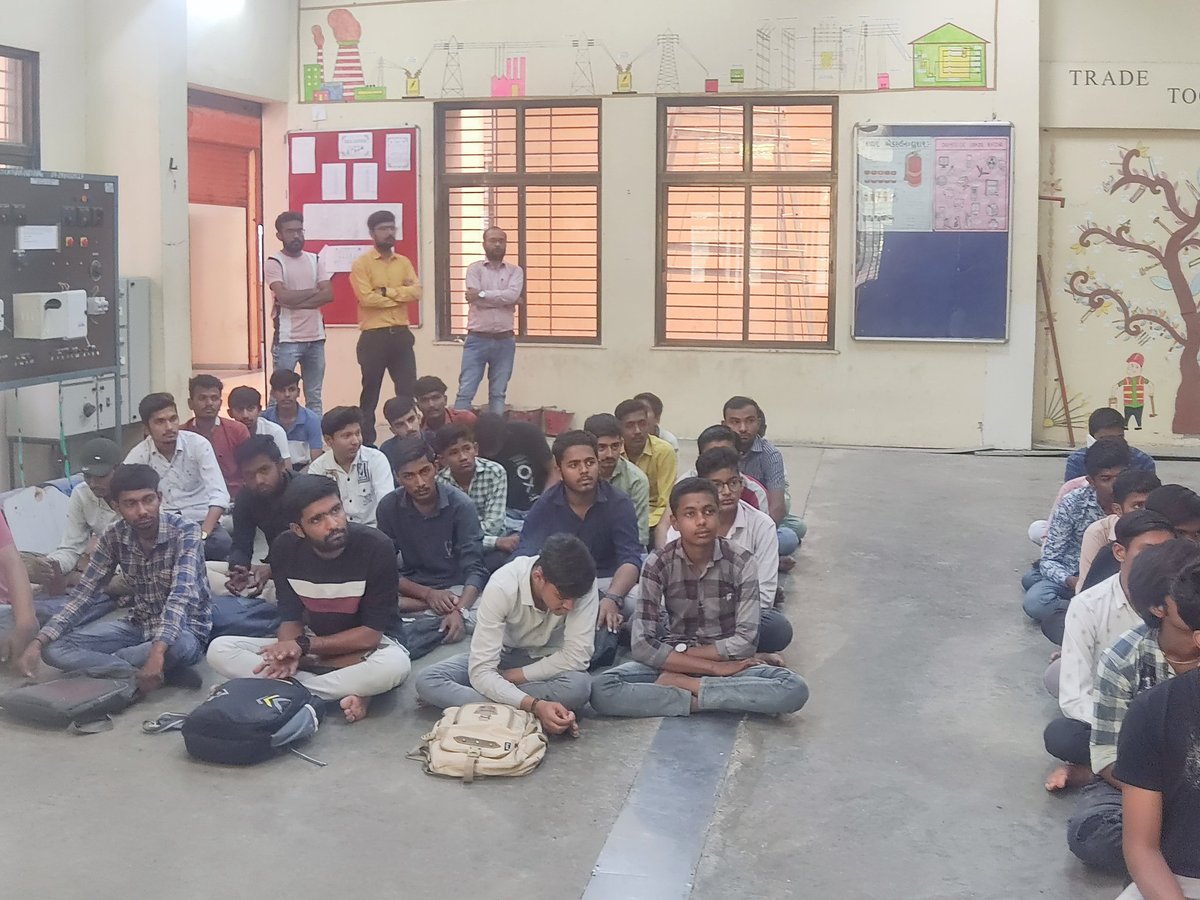 ITIBarwala's tweet photo. આજ રોજ ITI બરવાળા માં જિલ્લા રોજગાર વનિમય કચેરી  બોટાદ દ્વારા સ્વરોજગાર અંગેની માહિતી આપતા વર્કશોપ નું આયોજન કરવામાં આવેલ છે. તેમાં નવા ઉદ્યોગીઓના મદદ માટે સરકારના વિવિધ પ્રોજેક્ટ્સ વિષેની જાણકારી તાલીમાર્થી ને આપવામાં આવેલ છે.@DETGujarat @mahitibotad @MBarvala https://t.co/LvymM4IueA