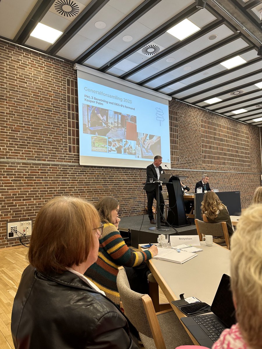 piamaul's tweet photo. Erhvervsskolerne og #amu bidrager positivt til den grønne omstilling - vigtig pointe fra ⁦@KapPalm⁩ ved generalforsamlingen i ⁦@DanskeEG⁩ Bestyrelserne. Også i det lys dybt skuffende at det ikke afspejles i #fl23. Højere ambitionsniveau efterlyses i 2024 #dkpol https://t.co/Z1oSUK8pNN