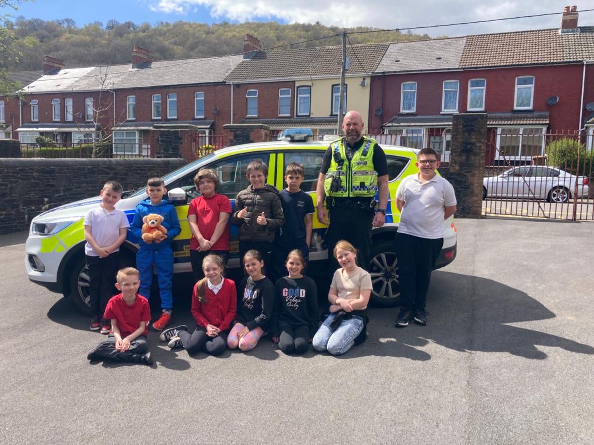 The children at Coed-Y-Brain school have enjoyed a visit from PC Moore. Our Mini Police now know more about the role of Police Officers, how to keep safe and even got to see inside a police car 🚓 

#protectandreassure
#minipolice
@GwentPCC