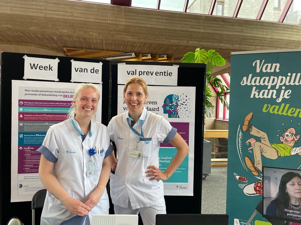 UZLeuvenNursing's tweet photo. Onze #verpleegkundigconsulent #vallen Gretel Silkens  brengt de week van de valpreventie tot leven @UZLeuven. Een escaperoom #valpreventie, mogelijkheden van een #vloerbed, een #VirtualReality bril en de samenhang tussen vallen en delier, ... #verpleegkunde #ouderenzorg #Nursing https://t.co/eQHQSPl7Ax