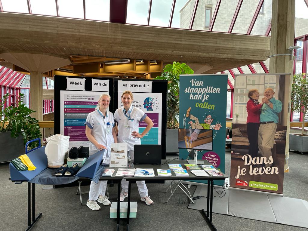 Onze #verpleegkundigconsulent #vallen Gretel Silkens  brengt de week van de valpreventie tot leven <a href="/UZLeuven/">UZ Leuven</a>. Een escaperoom #valpreventie, mogelijkheden van een #vloerbed, een #VirtualReality bril en de samenhang tussen vallen en delier, ... #verpleegkunde #ouderenzorg #Nursing